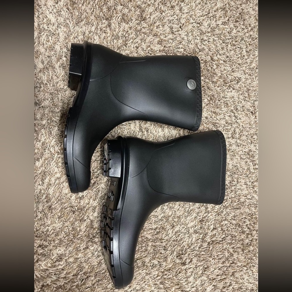 Brand new Ugg rain boots size 10 women.